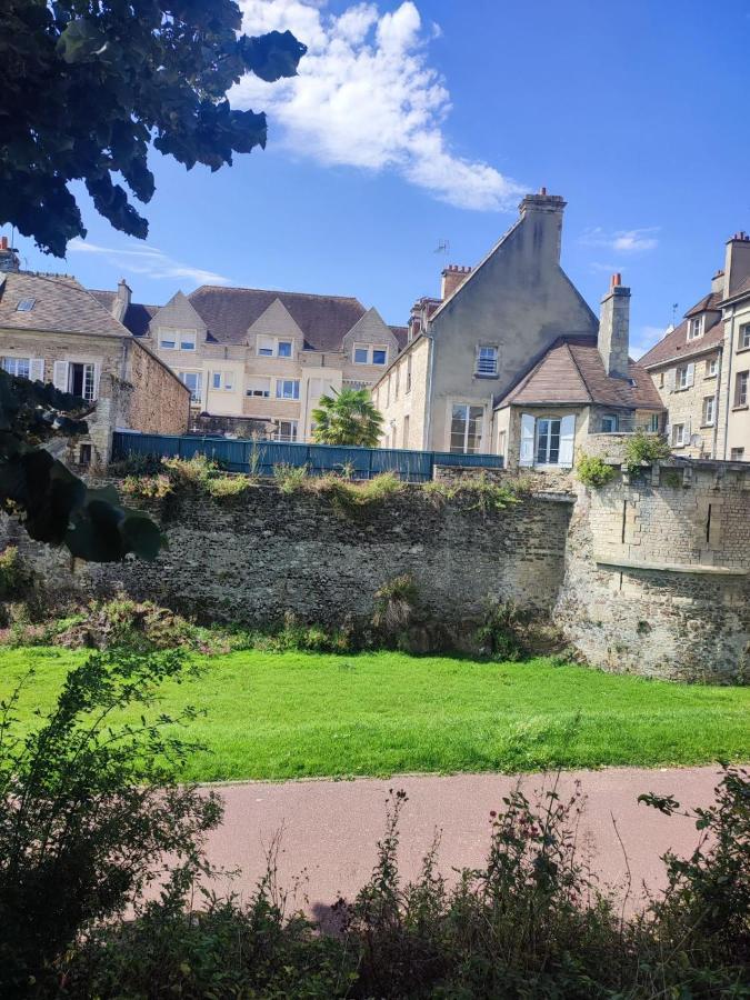 La Chambre Des Remparts Bed & Breakfast Falaise  Exterior photo